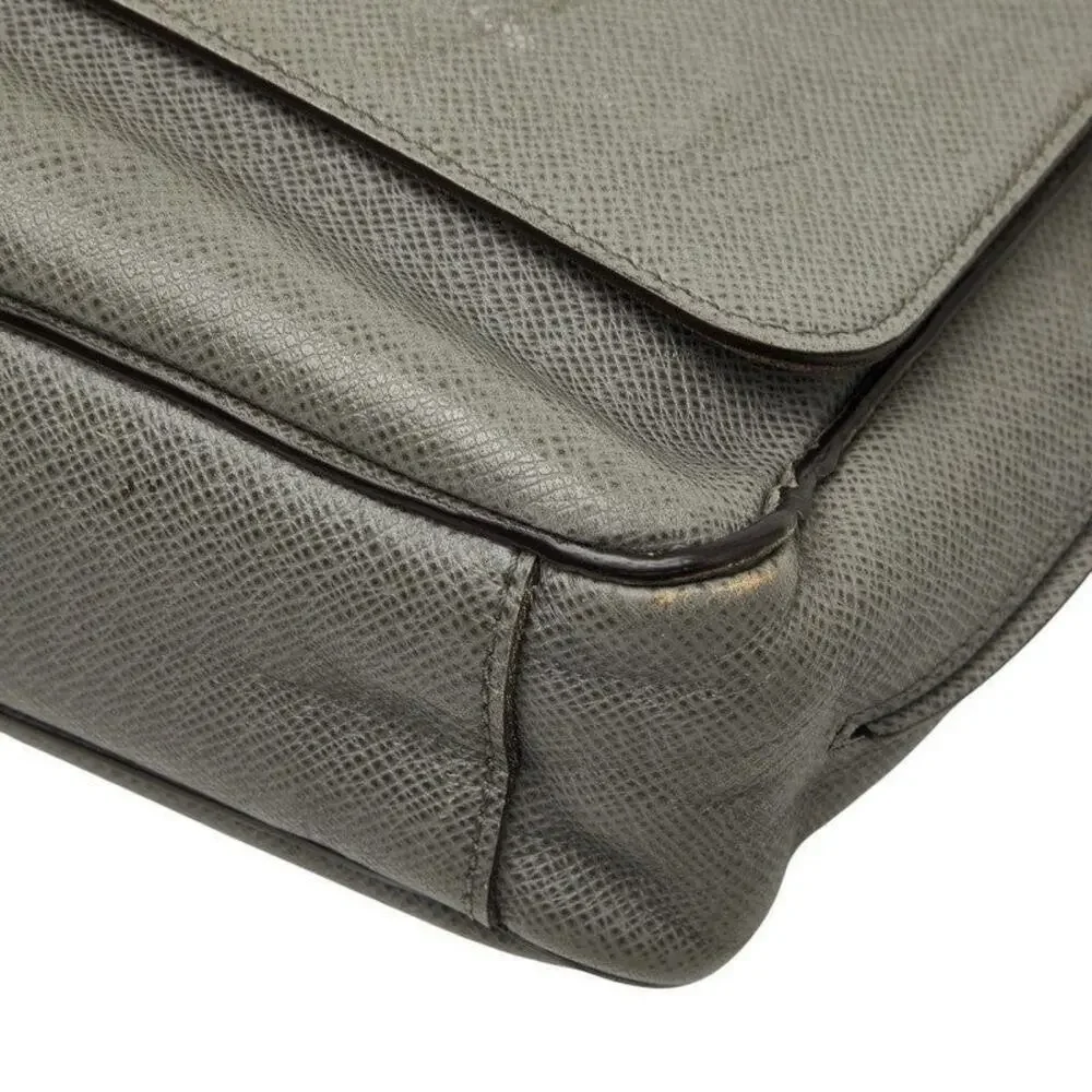 Louis Vuitton Taiga Leather Roman PM Shoulder Bag Glaciar Gray